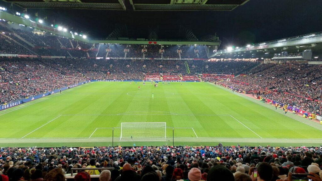 Az Old Trafford stadion külső nézete a Stretford End felőli oldalról, Manchester, Anglia