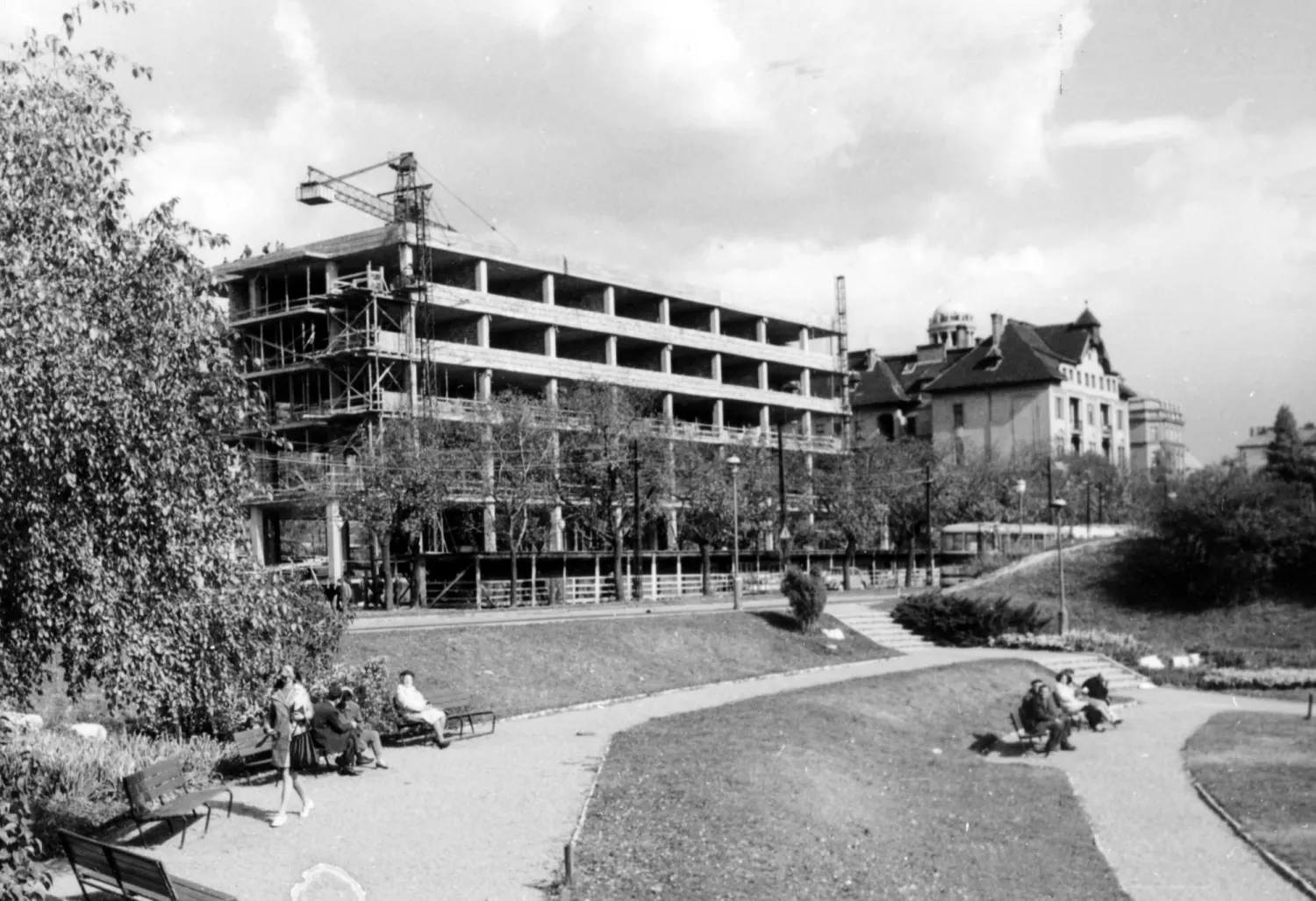 Az épület építése 1971-ben, a Feneketlen-tó parkja felől, ahol ma a lakópark-vita zajlik. Fotó: Fortepan / Középületépítő Vállalat – Kreszán Albert, Koczka András, Kemecsei József, CC BY 3.0.